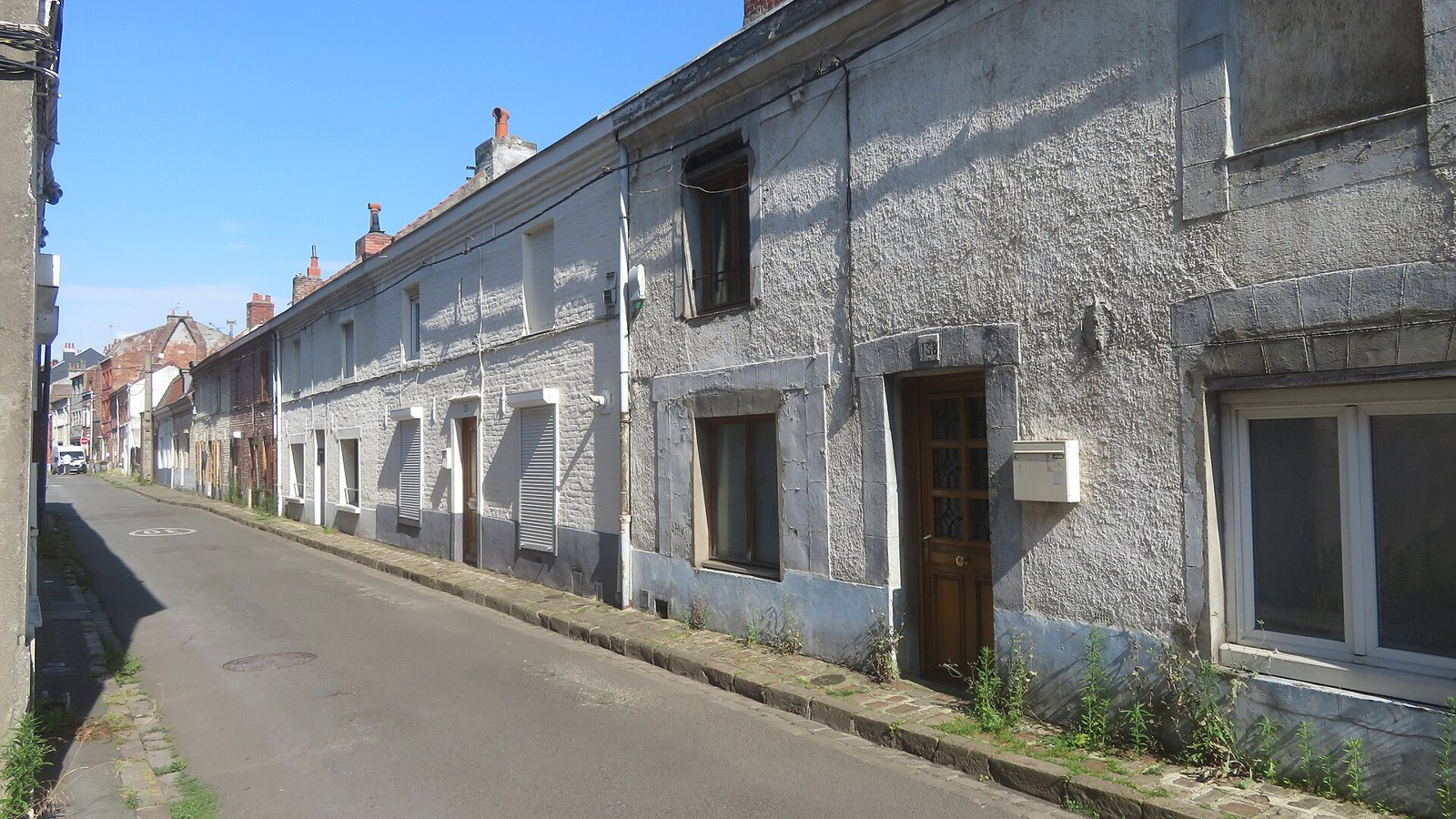 Rangée de maisons anciennes basses le long d'une rue
