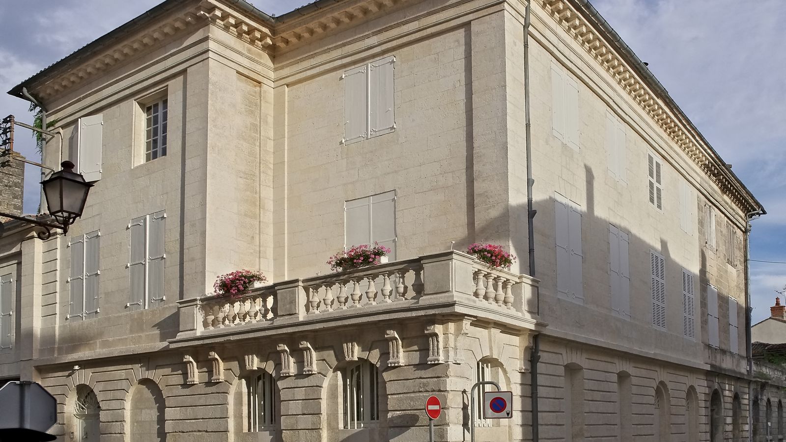 Immeuble ancien en pierre à l'angle de deux rues