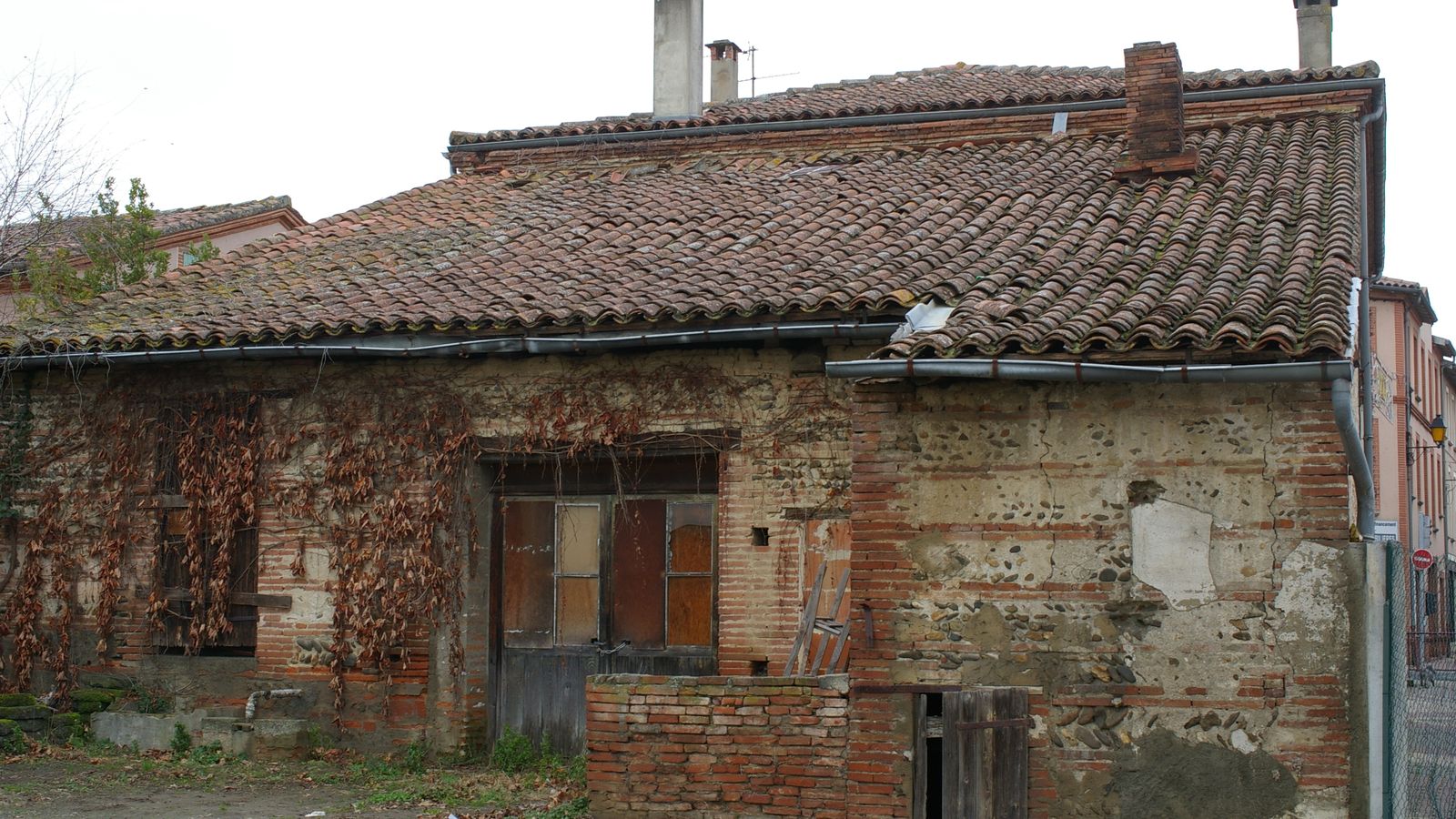 Maison ancienne aux fenêtres closes